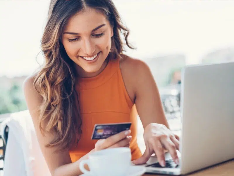 retail worker using a credit card